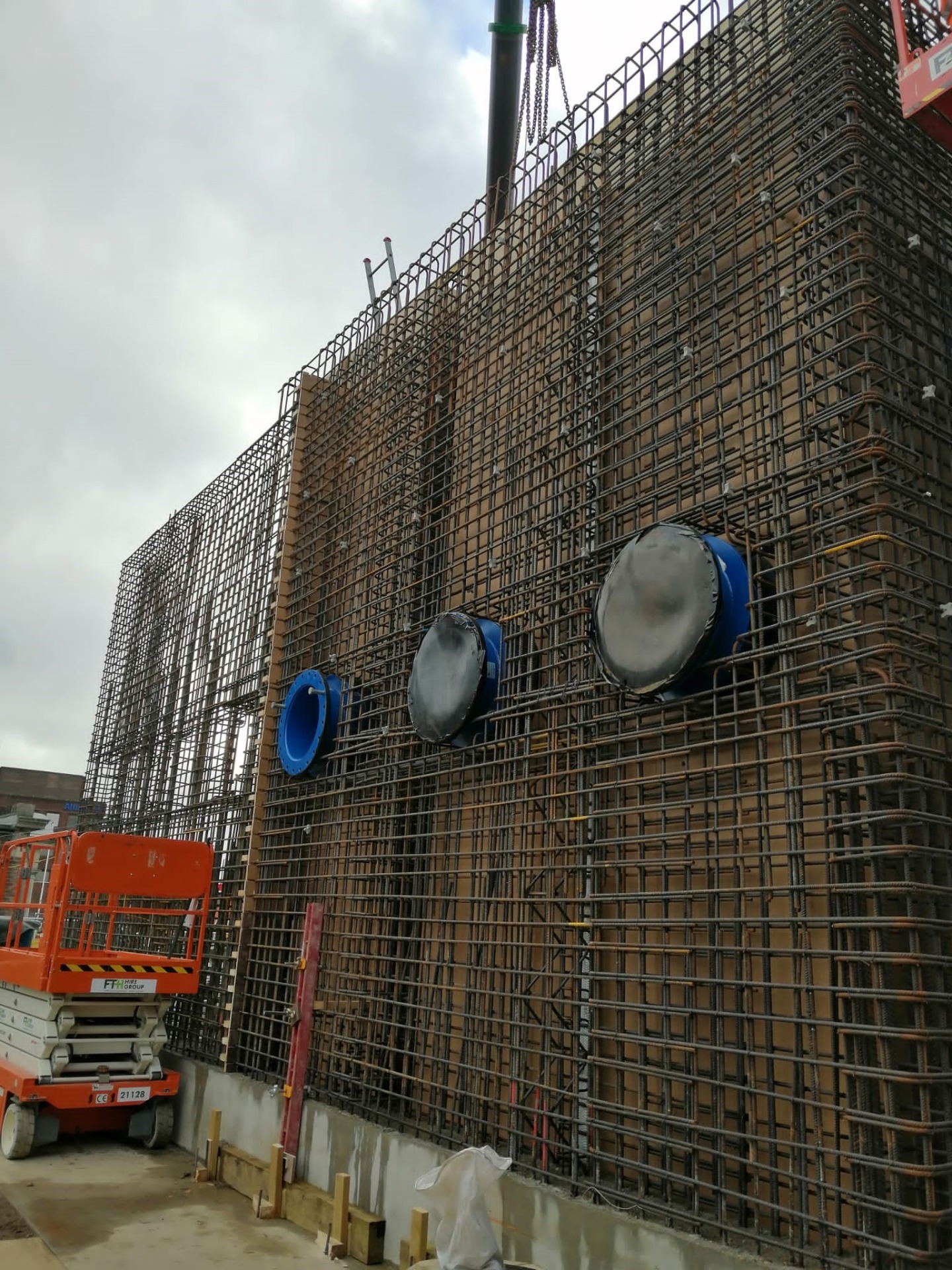 Reinforcement steel fixing for tank walls