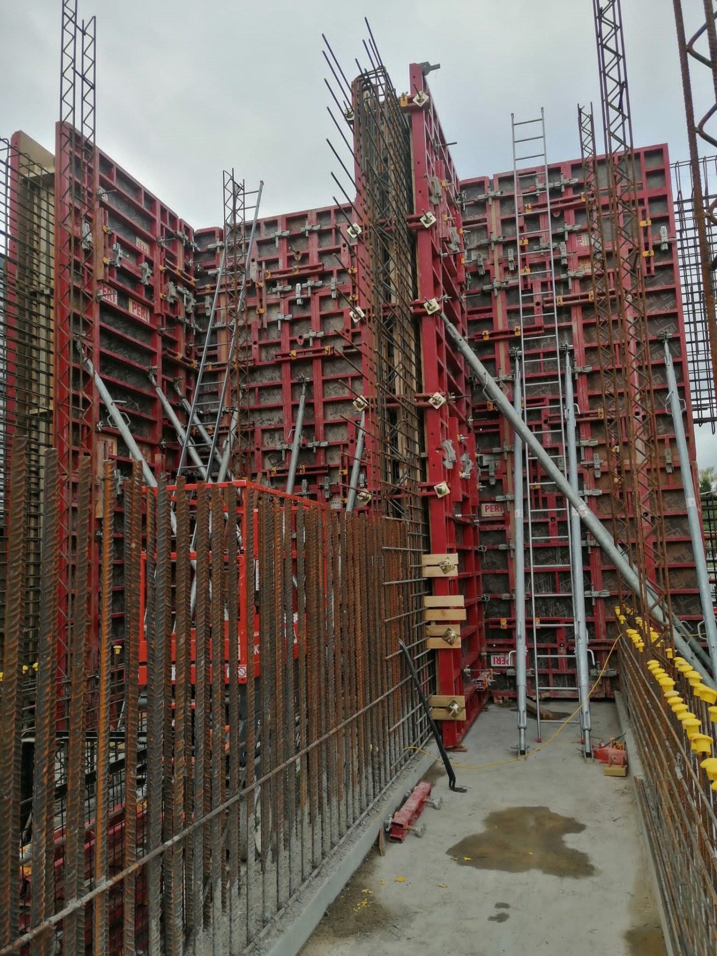 Concrete roof slab placement tank