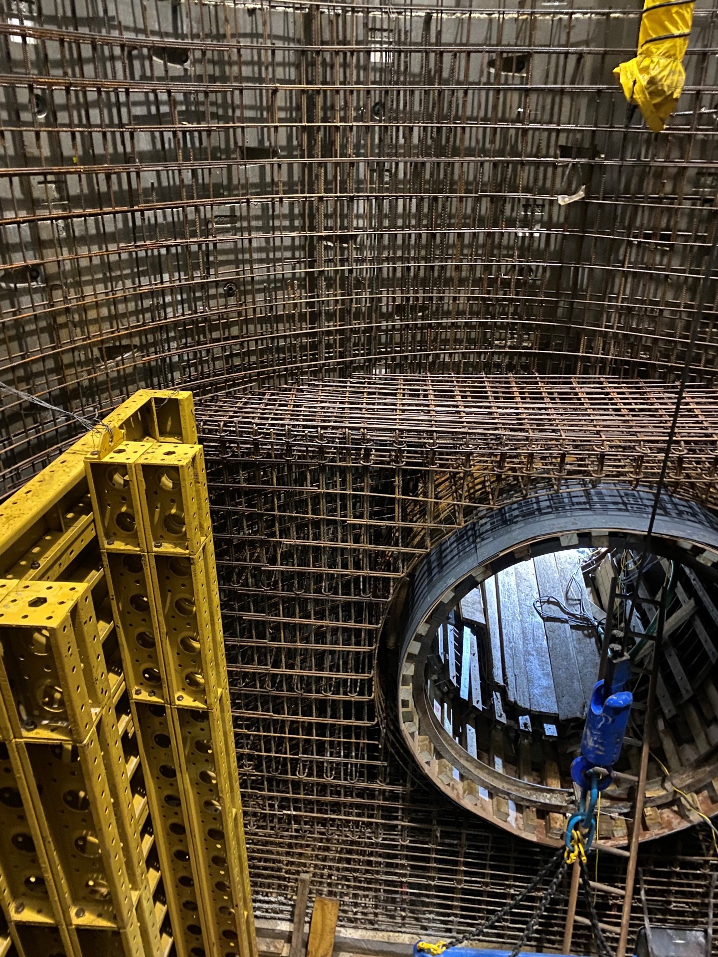 Heavy steel fixing mesh for reservoir wall